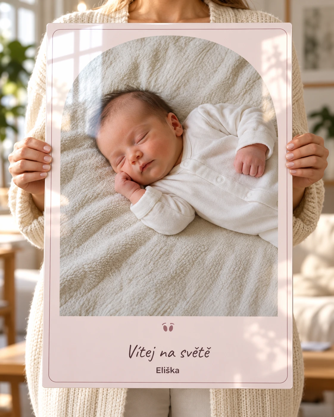 Miminko v růžovém návrhu s jemným rukopisem a tištěným oblým rámečkem